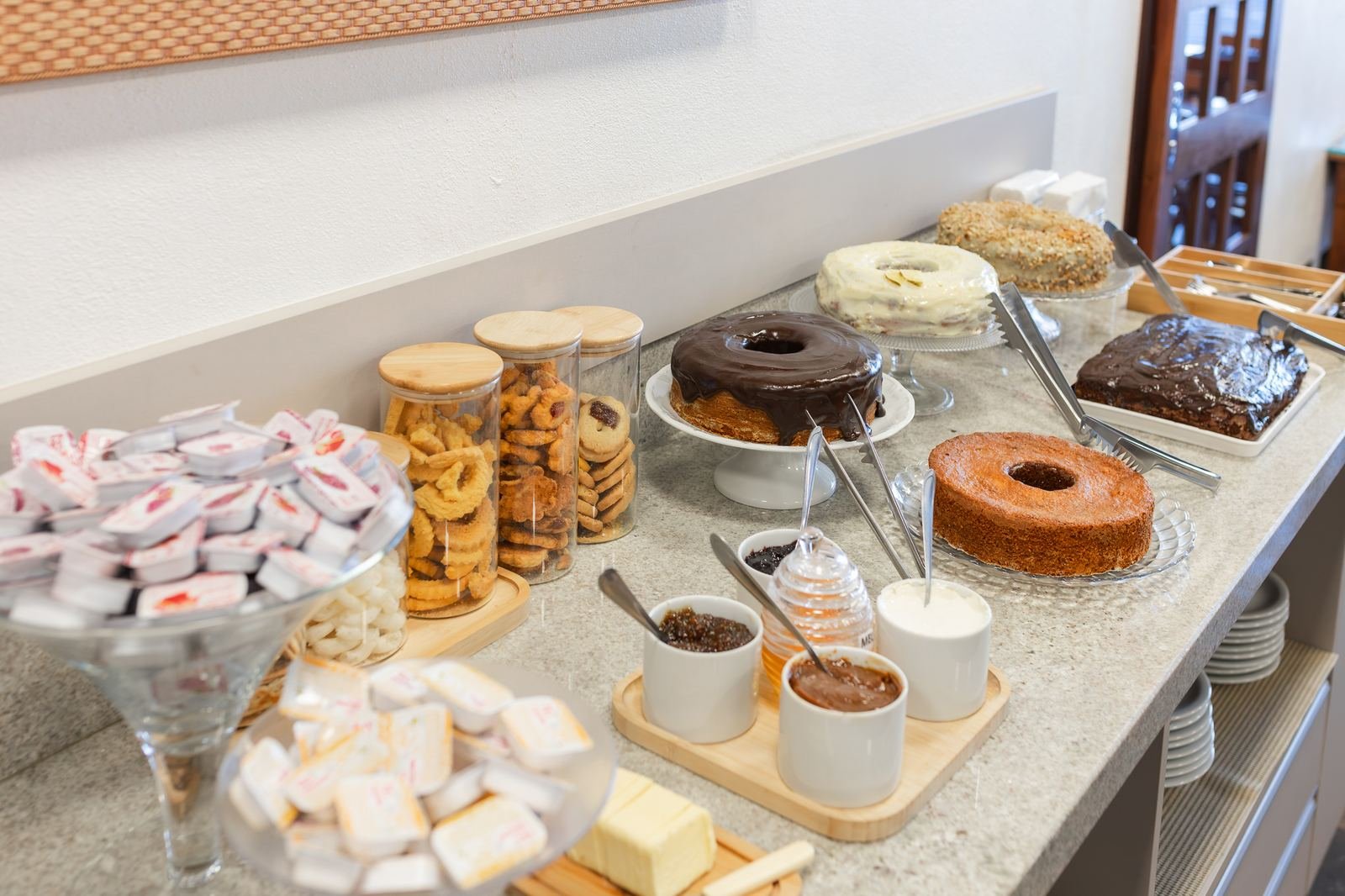 Bancada de bolos e doces