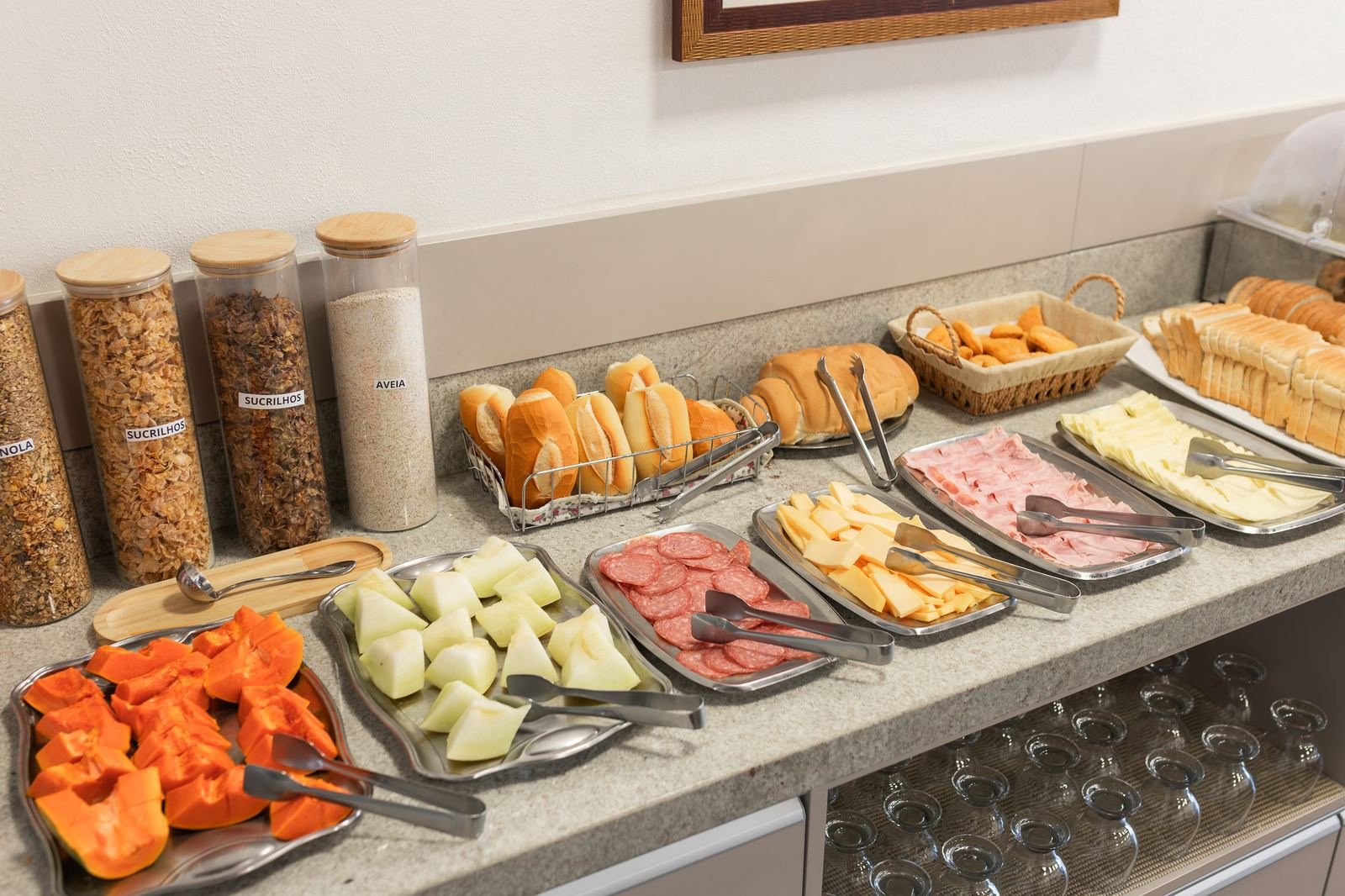 Frios, frutas frescas e pães