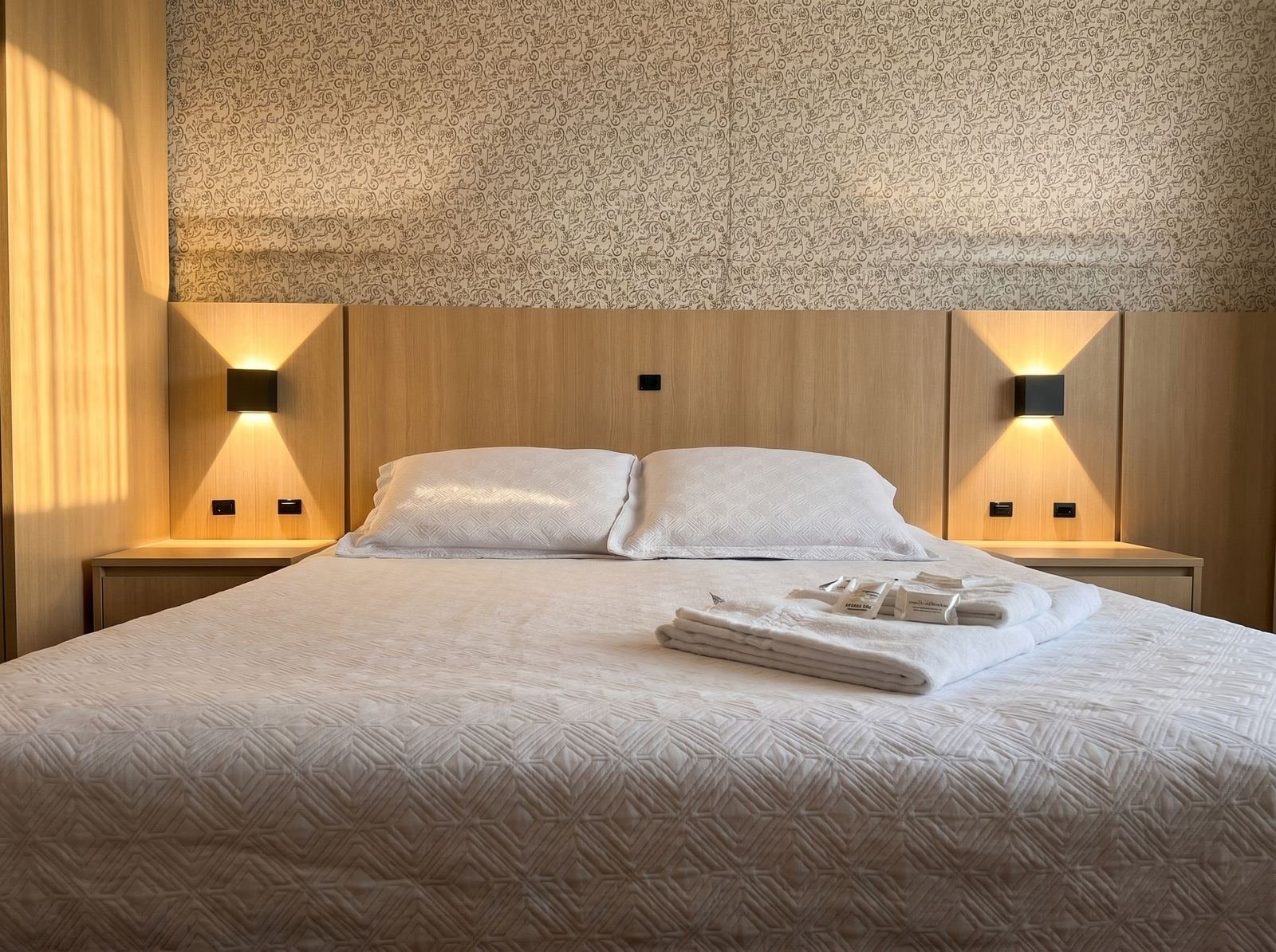 Apartamento Luxo reformado — cama Queen com iluminação de cabeceira