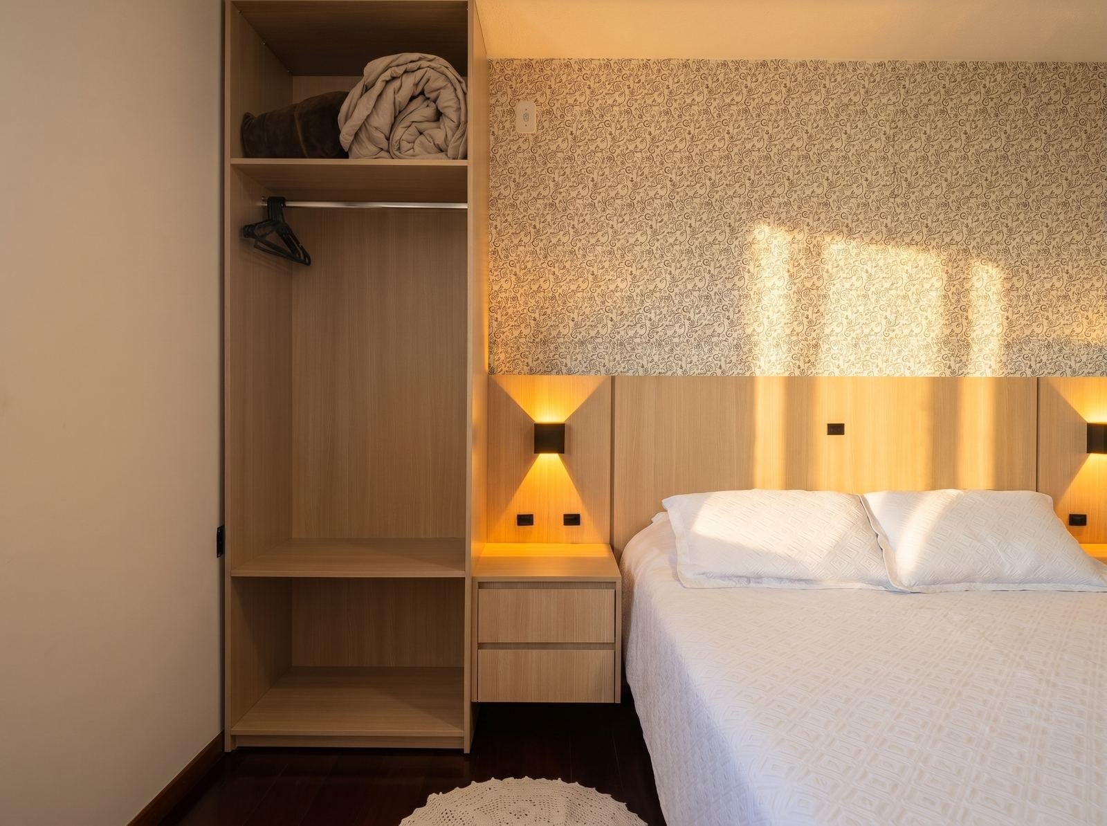 Apartamento Luxo reformado — armário e detalhe da cama